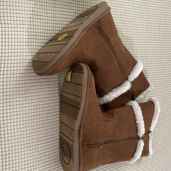 New in box, Michael Kors Alina Tan Suede Snow Boots girls size 5 (women size 7) - Picture 2 of 3
